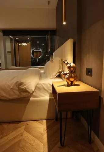 B.g Luxury 科尔察